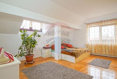 Casă cu 7 camere cu Teren 1167 Mp în Tractorul - 27