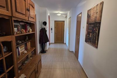 Apartament cu 4 camere semidecomandat în Gorjului