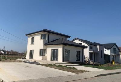 Casă cu 4 camere în Central - 1