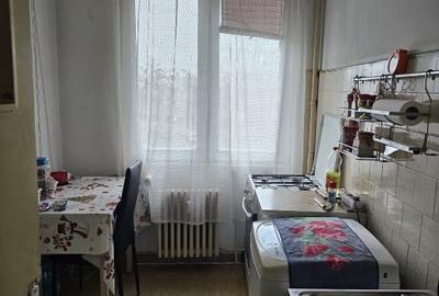 Apartament cu 3 camere semidecomandat în 1 Mai - 9