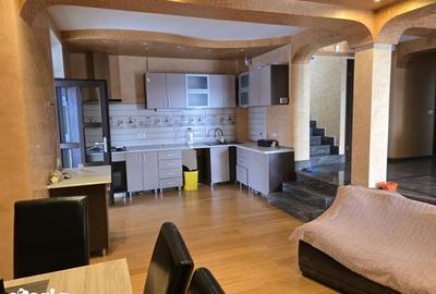 Casă cu 5 camere cu Piscina în Central - 2