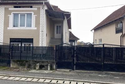 Casă cu 4 camere în Central - 1