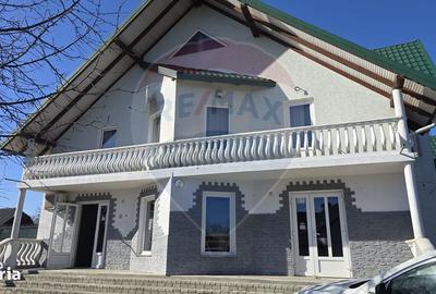 Casă cu 8 camere cu Teren 1300 Mp în Gălănești - 1