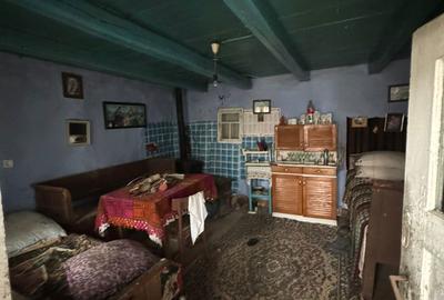 Casă cu 3 camere cu Teren 3500 Mp în Central - 3