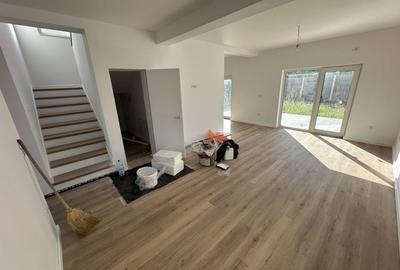 Duplex despartit prin spatiu tehnic