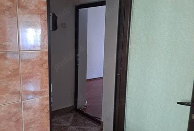 Inchiriez apartament trei camere peste strada de Catedrala Noua ,Scoala c nr 3 - 3