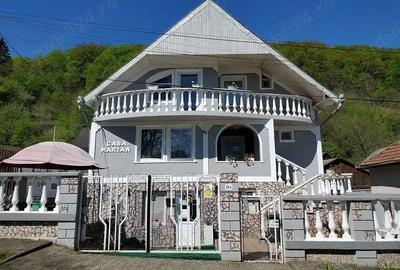 Casă cu 6 camere cu Teren 900 Mp în Central - 1