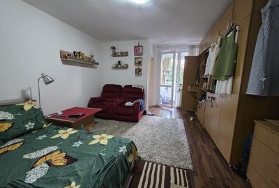 Titan, piata Minis, chiar pe Barajul Bicaz, Faur poarta 4, bloc reabilitat