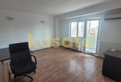 Apartament cu 3 camere semidecomandat în Tineretului