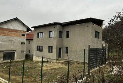 Casă cu Teren 374 Mp în Central - 2