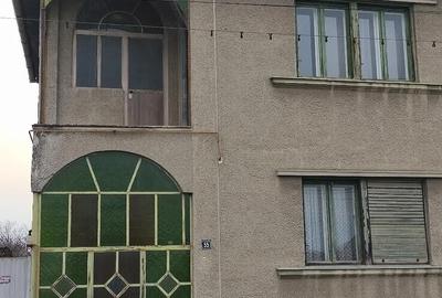 Casă cu Teren 1886 Mp în Central - 2