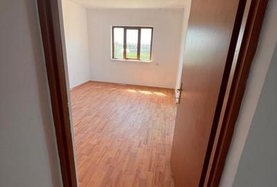Casă cu 4 camere cu Teren 2704 Mp în Orlești - 18