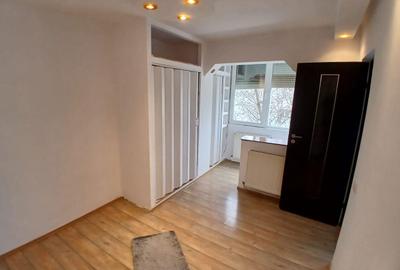 Apartament cu 3 camere semidecomandat în Milcov