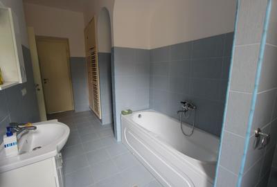 Apartament cu 3 camere semidecomandat, mobilat în Central - 9