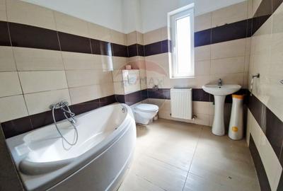 Apartament cu 3 camere semidecomandat, mobilat în Alfa - 8