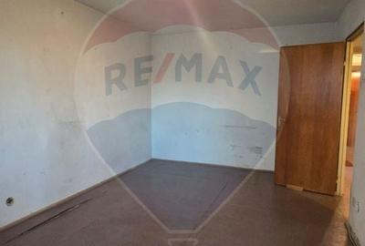 DE VANZARE Apartament cu 4 camere in zona 1 DECEMBRIE 1918 - 15