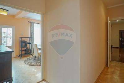 Apartament cu 3 camere semidecomandat, mobilat în Cetatea - 5