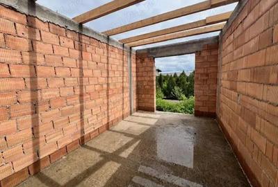 Casă cu 4 camere cu Teren 250 Mp în Livezeni