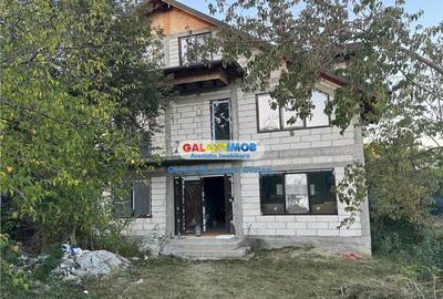 Casă cu 10 camere cu Teren 443 Mp în Aleea Trandafirilor - 1