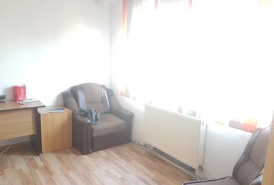 Apartament doua camere, nedecomandat, etaj trei, CT, termopan, balcon, geam baie - 4