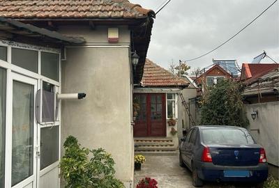 Casă cu 3 camere cu Canalizare în Km 5 - 5