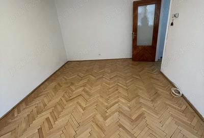 Garsonieră decomandată în Precista