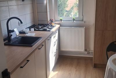 Apartament cu 2 camere semidecomandat, mobilat în Tractorul - 2