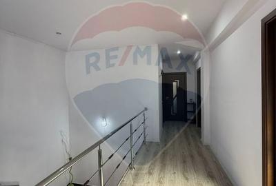 Casa / Vila cu 9 camere de vanzare in zona 1 Mai - 17