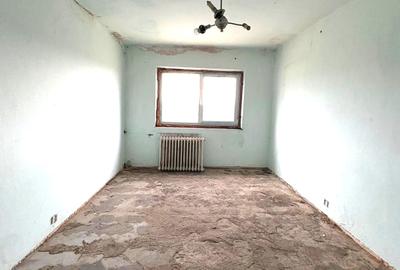 Apartament cu 3 camere decomandat în Exterior Vest