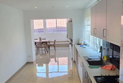 Apartament cu 4 camere decomandat în Central