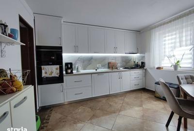 Casă cu 8 camere cu Teren 1270 Mp în Central - 1