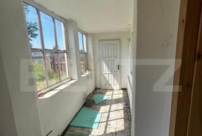 Teren ingradit si casa la rosu - 9