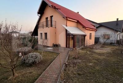 Casă cu 4 camere în Ipotești