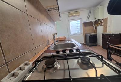 Apartament cu 3 camere nedecomandat, mobilat în 13 Septembrie - 8