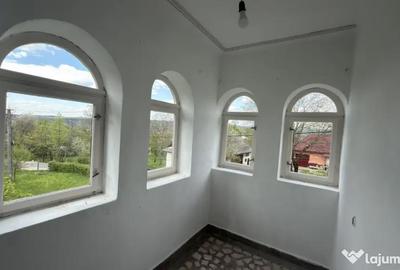 Casă cu 3 camere cu Teren 2200 Mp în Central - 1