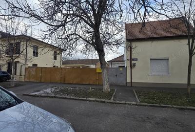 Casă cu 2 camere cu Teren 650 Mp în Central - 1