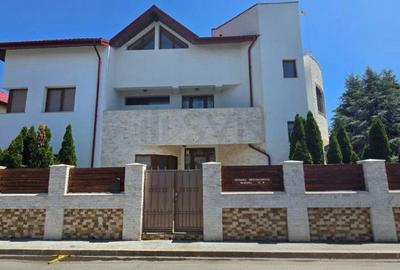 Casă individuală cu 10 camere cu Canalizare în Central