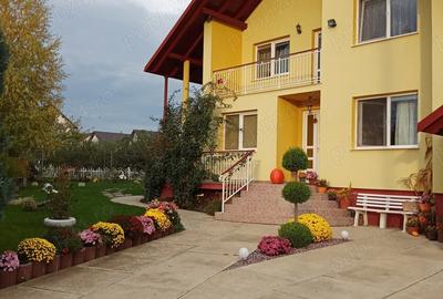 Casă cu 5 camere cu Teren 1000 Mp în Ipotești - 1