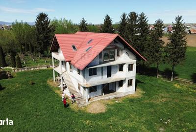 Casă cu 9 camere cu Teren 1674 Mp în Frătăuții Vechi