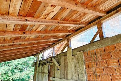 Proprietate la rosu, situata la 15 km de oras - 3