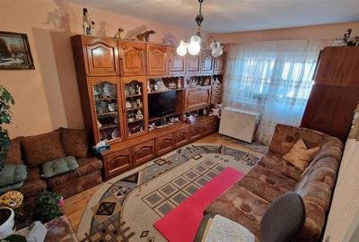 Apartament cu 3 camere decomandat, mobilat în Vasile Aaron
