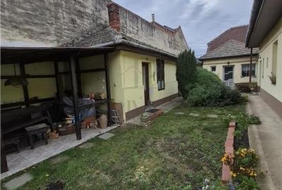 Propietate cu 2 case individuale - ingrijite - pe un teren de 800mp - zona excel - 7