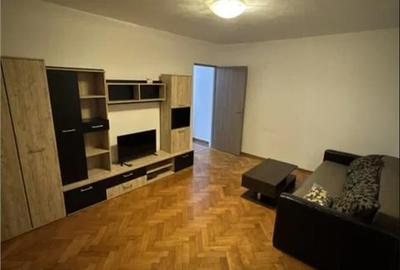 Apartament cu 3 camere semidecomandat, mobilat în 7 Noiembrie