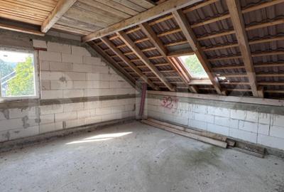 Casă cu 5 camere cu Teren 500 Mp în Buza Cătun - 9