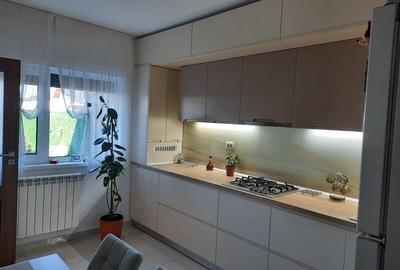 Casă cu 4 camere cu Teren 350 Mp în Central - 1