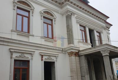 Casă cu 10 camere cu Teren 466 Mp în Central - 3