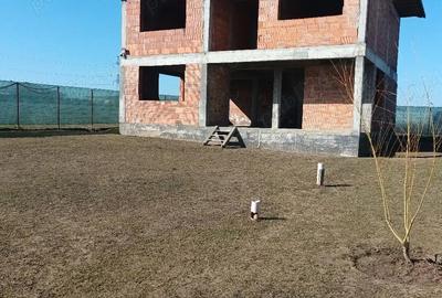 Casă cu 4 camere cu Teren 550 Mp în Central - 2