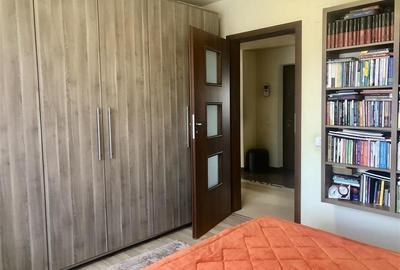 Apartament cu 3 camere decomandat, mobilat în Tractorul - 21