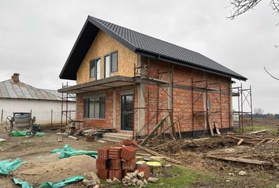 Casă cu 3 camere în Tichilești - 1