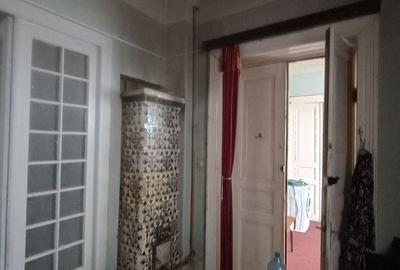 Casă individuală cu 5 camere cu Canalizare în P-ța Victoriei - 1